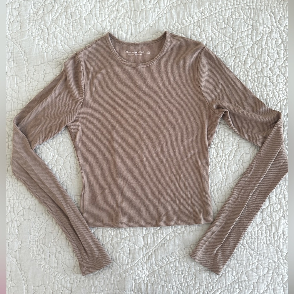 Soft A&F essentials long sleeve tee. Size small. Light brown.
